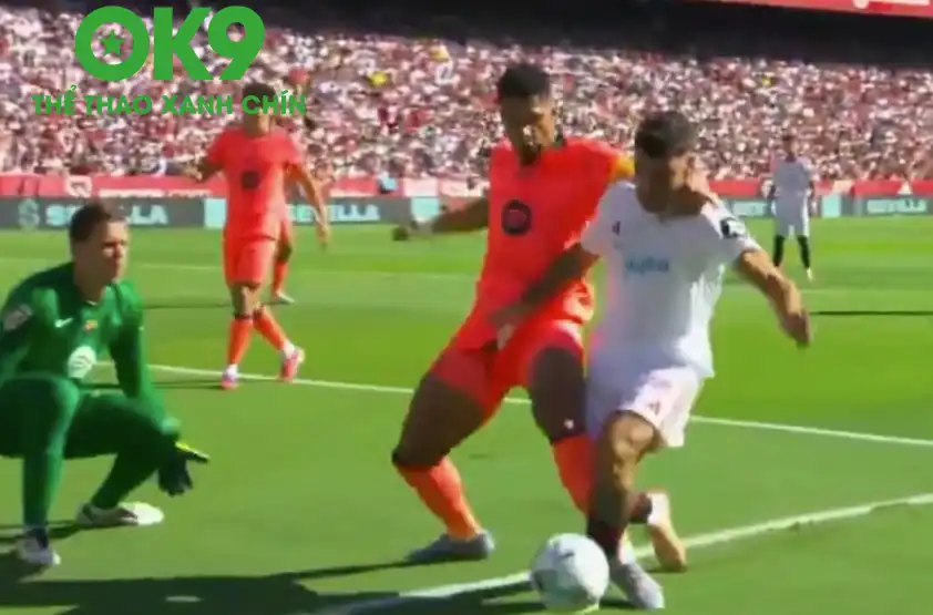 Pha va chạm giữa Araujo và Romero trở thành tâm điểm Pha va chạm giữa Araujo và Romero trở thành tâm điểm