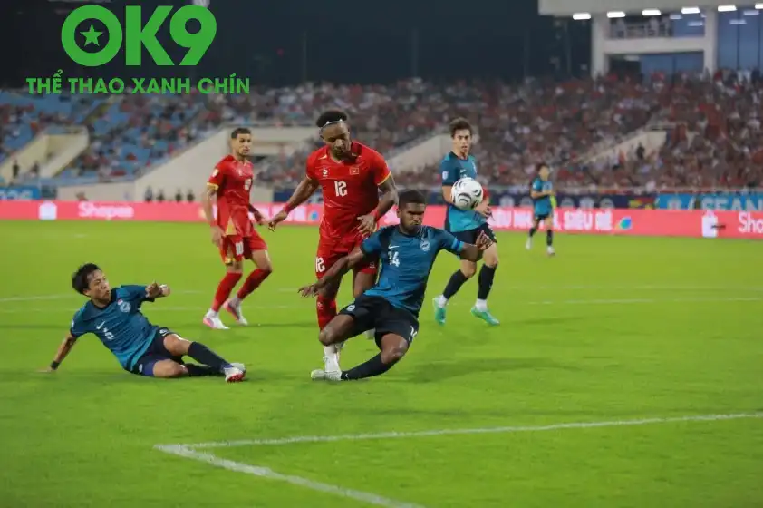 AFC cho rằng ĐT Việt Nam hoàn toàn trên cơ Singapore nhưng đã không thể tận dụng các cơ hội để định đoạt trận đấu. AFC cho rằng ĐT Việt Nam hoàn toàn trên cơ Singapore nhưng đã không thể tận dụng các cơ hội để định đoạt trận đấu.